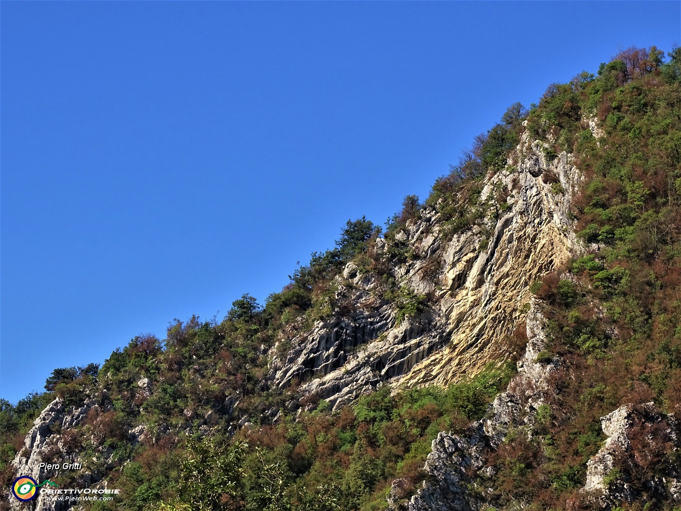 43 Vista ravvicinata con lo zoom  verso la piega anticlinale (700 m circa) della Corna Rossa.JPG